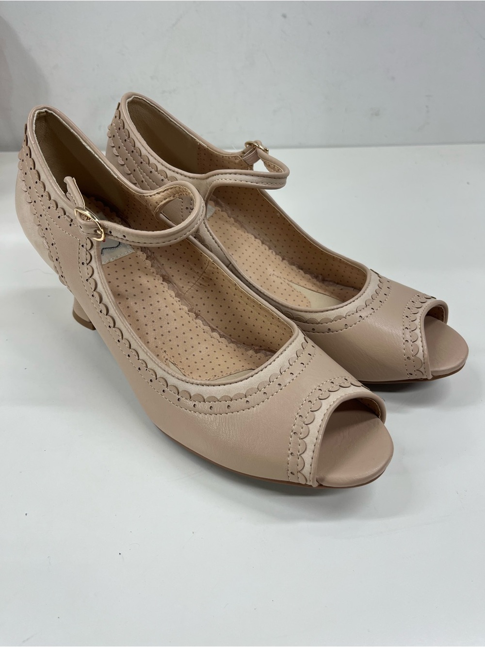 New Bettie Paige Lydia Pumps in Cream/Tan Size 11